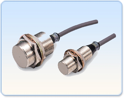 Cảm biến tiệm cận autoníc khác gì so với cảm biến tiệm cận omron