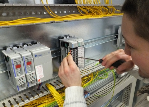 Sửa chữa thiết bị điện công việc không hề đơn giản