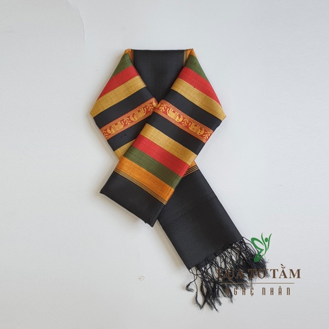 Chiếc khăn lụa tơ tằm được Nghệ Nhân Phan Thị Thuận dệt trên khung cửi gỗ thủ công đan xen các khoảng kẻ ngang màu sắc kết hợp với hoa văn rất cầu kỳ và tinh tế