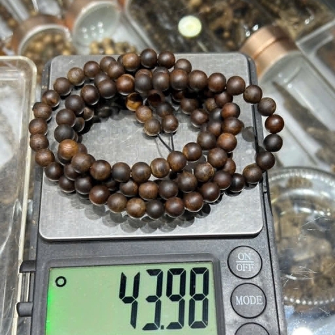 Chuỗi Vòng Gỗ Kỳ Hải Nam 108 Hạt Chìm Nước 8mm Thơm Mạnh