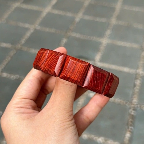 Vòng Gỗ Tử Đàn Ấn Độ Bản Vuông 18mm Vip