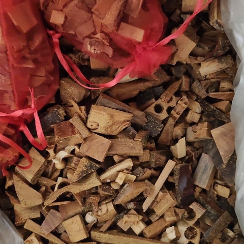 Miếng Xông Gỗ Hoàng Đàn Tự Nhiên Thơm Ngọt Mạnh 100g