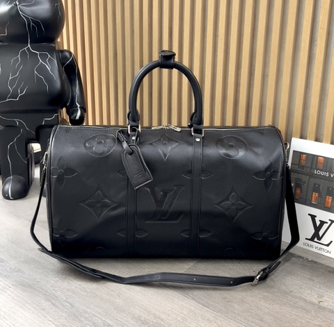 Túi trống du lịch Louis Vuitton Đen họa tiết monogram to khắc chìm size 50cm Like Auth on web