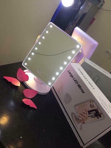 Gương trang điểm để bàn có đèn led