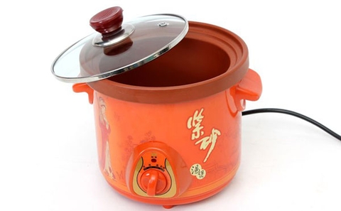 Nồi kho cá bằng điện 1,5 lít màu đỏ tiện dụng