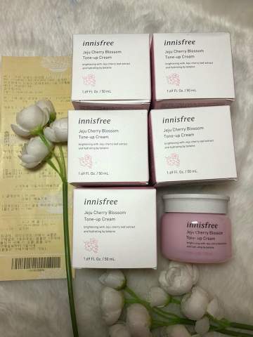 Kem Dưỡng Trắng Nâng Tone Da Innisfree Jeju Cherry Blossom Tone Up Cream