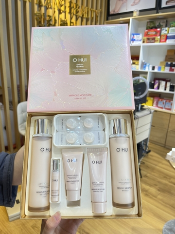 Bộ dưỡng Ohui Miracle Moisture 6sp Special Set tặng bột rửa mặt