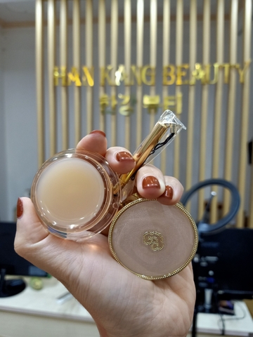 Hũ son siêu dưỡng ẩm Whoo Gongjinhyang Mi Royal Lip Balm bảo vệ môi.