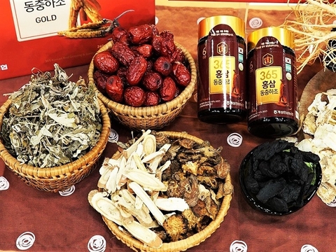 Cao hồng sâm đông trùng hạ thảo 365 Korean Red Gíneng & Cordyceps Gold  ( hộp 2 lọ )