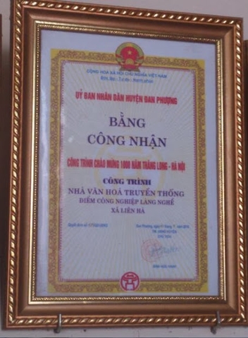 Giấy chứng nhận công ty và giấy khen làng nghề mộc Liên Hà