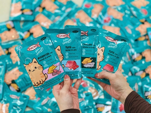 Thức ăn ướt pate Kucinta Chicken with Sardine in gravy gà với cá trích 80g https://petshopvinh.vn/;