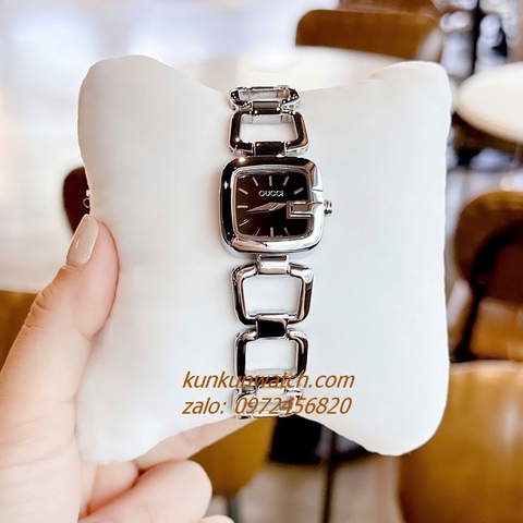 Đồng Hồ Nữ Gucci G - Gucci Nền Mặt Đen, Điểm Vạch Giờ, Dáng Lắc Tay 2 Kim Silver 26mm