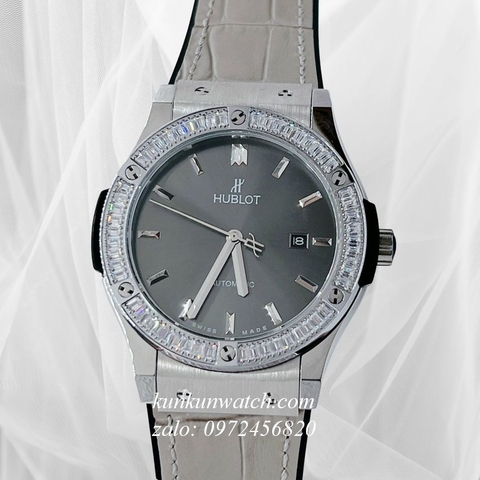 Đồng Hồ Nam Hublot Automatic Viền Đá Vuông Dây Da Vân Silicone Xám Silver 42mm