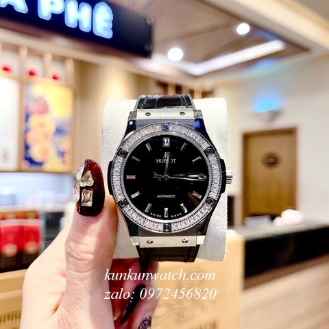Đồng Hồ Nam Hublot Automatic Viền Đá Vuông Dây Da Vân Silicone Đen Silver 42mm