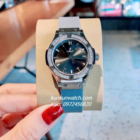 Đồng Hồ Nữ Hublot Classic Fusion Đính Đá Lịch Ngày Dây Silicone Xám Silver 30mm