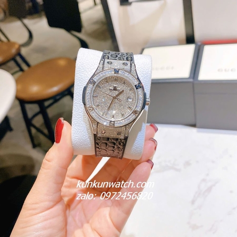 Đồng Hồ Nữ Hublot Classic Fusion Đính Full Đá, Viền Đá Vuông, Lịch Ngày Dây Silicone Da Vân Xám Silver 34mm
