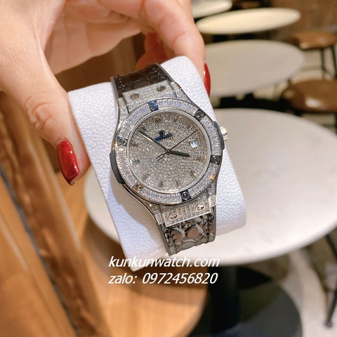 Đồng Hồ Nữ Hublot Classic Fusion Đính Full Đá, Viền Đá Vuông, Lịch Ngày Dây Silicone Da Vân Đen Silver 34mm