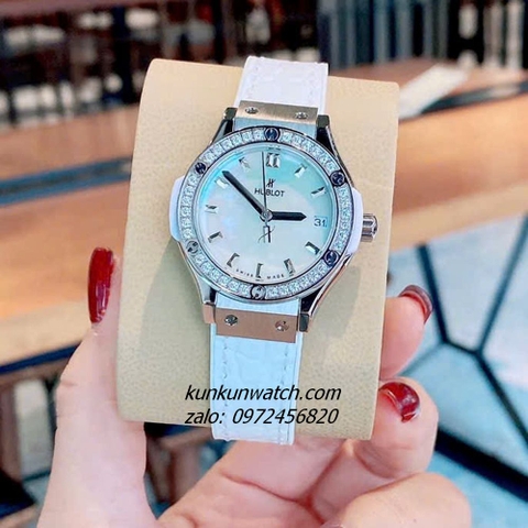 Đồng Hồ Nữ Hublot Classic Fusion Đính Đá Khảm Trai Lịch Ngày Dây Silicone Da Vân Trắng Silver 30mm