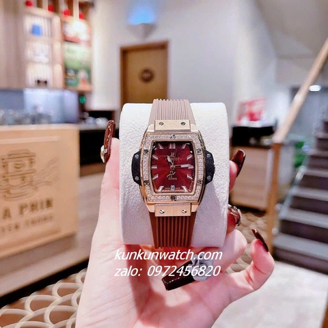 Đồng Hồ Nữ Hublot BigBang Spiri Đính Viền Đá Dây Silicone Nâu Rose Gold Mặt Vuông 28 x 30mm