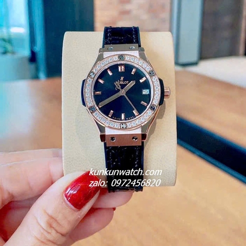 Đồng Hồ Nữ Hublot Classic Fusion Đính Đá Lịch Ngày Dây Silicone Da Vân Đen Rose Gold 30mm