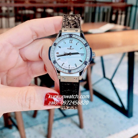 Đồng Hồ Nữ Hublot Classic Fusion Đính Đá Lịch Ngày Dây Silicone Da Vân Đen Silver Mặt Trắng 30mm
