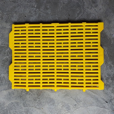 Tấm Nhựa Lót Chuồng Heo Kích Thước 40x55 cm