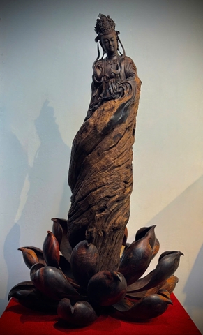 TƯỢNG PHẬT QUAN ÂM ĐỨNG TRÊN ĐÀI SEN