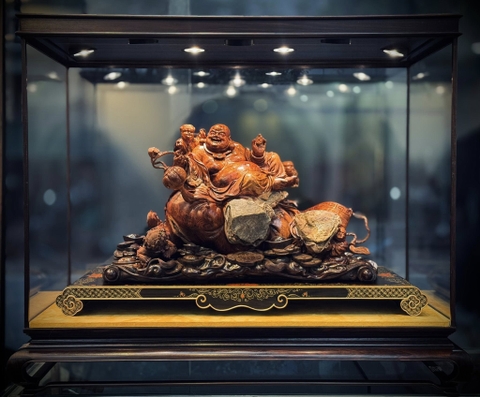 DI LẶC TAM PHÚC GỖ SƯA ÔM ĐÁ