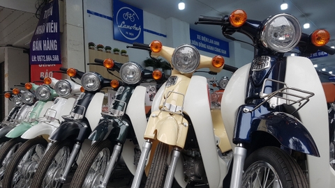 NƯỜM NƯỢP KHÁCH HÀNG ĐẾN LAN ANH MUA XE CUB 50CC TRẢ GÓP