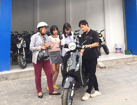 LÝ DO GÌ KHIẾN NHIỀU BẠN HỌC SINH KHI THI ĐỖ CẤP 3 XIN BỐ MẸ MUA XE MÁY ĐIỆN VESPA LÀM PHẦN THƯỞNG ?