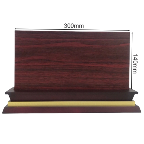 Bảng chức danh đế gỗ hoa văn DG07-B 330x60mm có mặt mica vân gỗ 294x140mm dày 3mm
