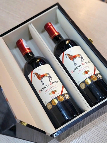 Hộp 2 chai : Rượu vang Chevalier Delaude Languedoc.