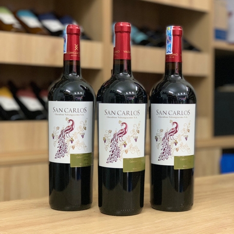 Rượu vang San Carlos.