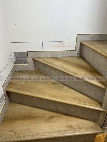 Có nên sử dụng sàn nhựa giả gỗ để lát cầu thang?