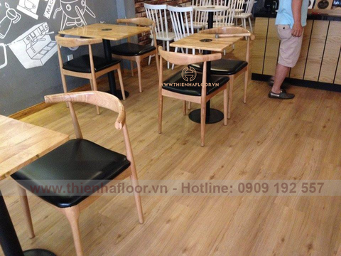 Lắp sàn nhựa cho quán cà phê - Xu hướng thiết kế nội thất được ưa chuộng nhất hiện nay