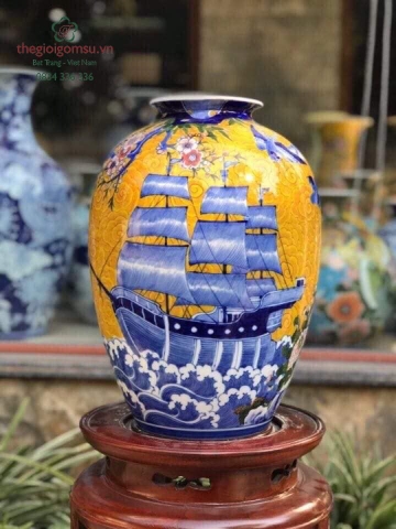 Bình hoa dáng vò "Thuận buồm xuôi gió" nền vàng đại cát