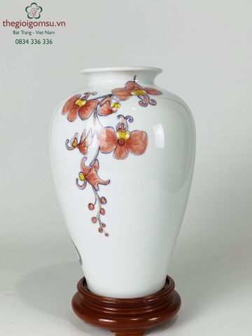 Bình hoa dáng vò "vẽ hoa dây đỏ" nền trắng tuyết