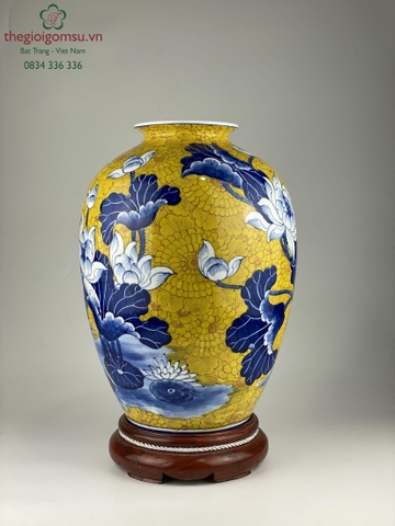 Bình hoa dáng vò "vẽ cá chép trông trăng" nền vàng đại cát