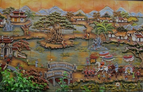 TRANH GỐM ĐẮP NỔI VINH QUY BÁI TỔ