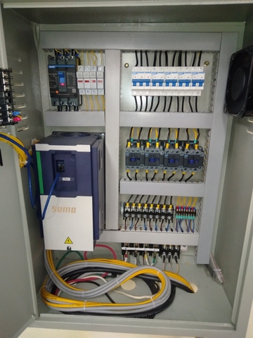 Tủ điều khiển hệ thống sản xuất nhựa - Biến tần ứng dụng cho ngành nhựa