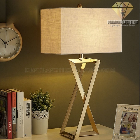 đèn bàn lồng vải thân xi đồng đơn giản