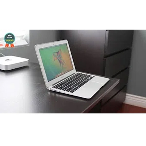 Chị Nga chọn mua sản phẩm Macbook Air MD711