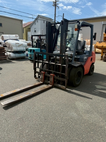 Xe nâng Nhật bãi 2,5 tấn TOYOTA 8FDL25 số sàn, lốp kép, gật gù