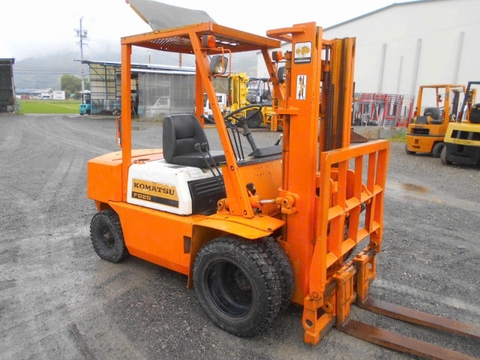 Xe nâng dầu 2.5 tấn KOMATSU FD25-10 số sàn cũ Nhật bãi gật gù lốp kép - 226335
