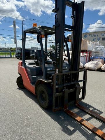 Xe nâng Nhật bãi 2,5 tấn TOYOTA 8FD25 số sàn, nâng cao 4 m đời 2012