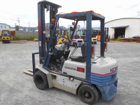 Xe nâng dầu 1.8 tấn Komatsu FD18-11 - 210545 (Tháp cao 5.5m, số sàn)