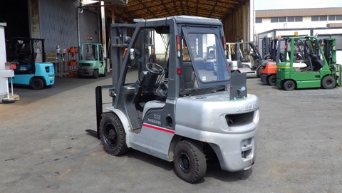 Xe nâng dầu 3.5 tấn NISSAN YGL02M35 số sàn cũ Nhật bãi dịch giá chạy lướt 204h - 000792