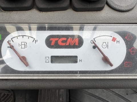 Xe nâng dầu 2 tấn TCM FD20T3 cũ Nhật bãi số tự động đời cao - F120-00324