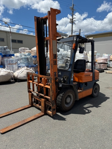 Xe nâng dầu 2,5 tấn TOYOTA 5FD25 số tự động, gật gù nhập Nhật
