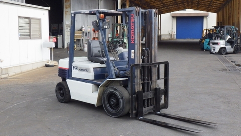Xe nâng dầu cũ 2 tấn KOMATSU FD20-11 Số Sàn Đời 1992 (Chui Cont 4.5m)